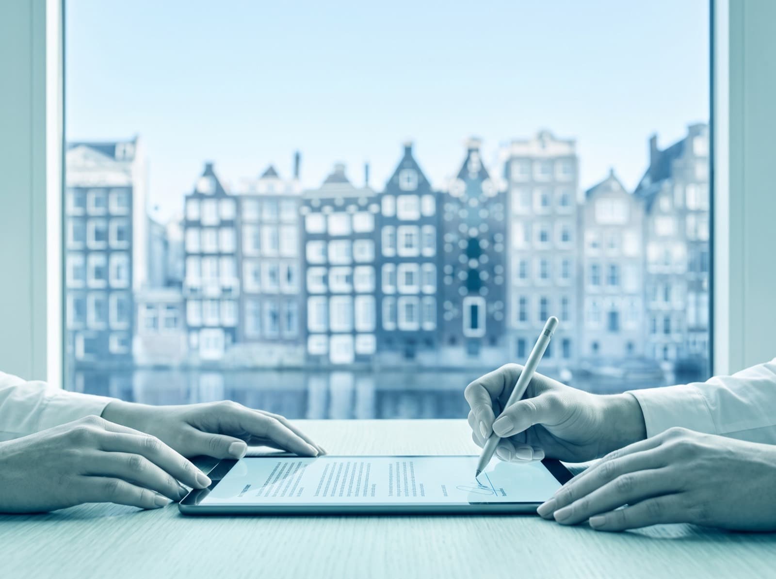 Twee mensen ondertekenen een huurcontract digitaal op een tablet, met grachtenpanden op de achtergrond