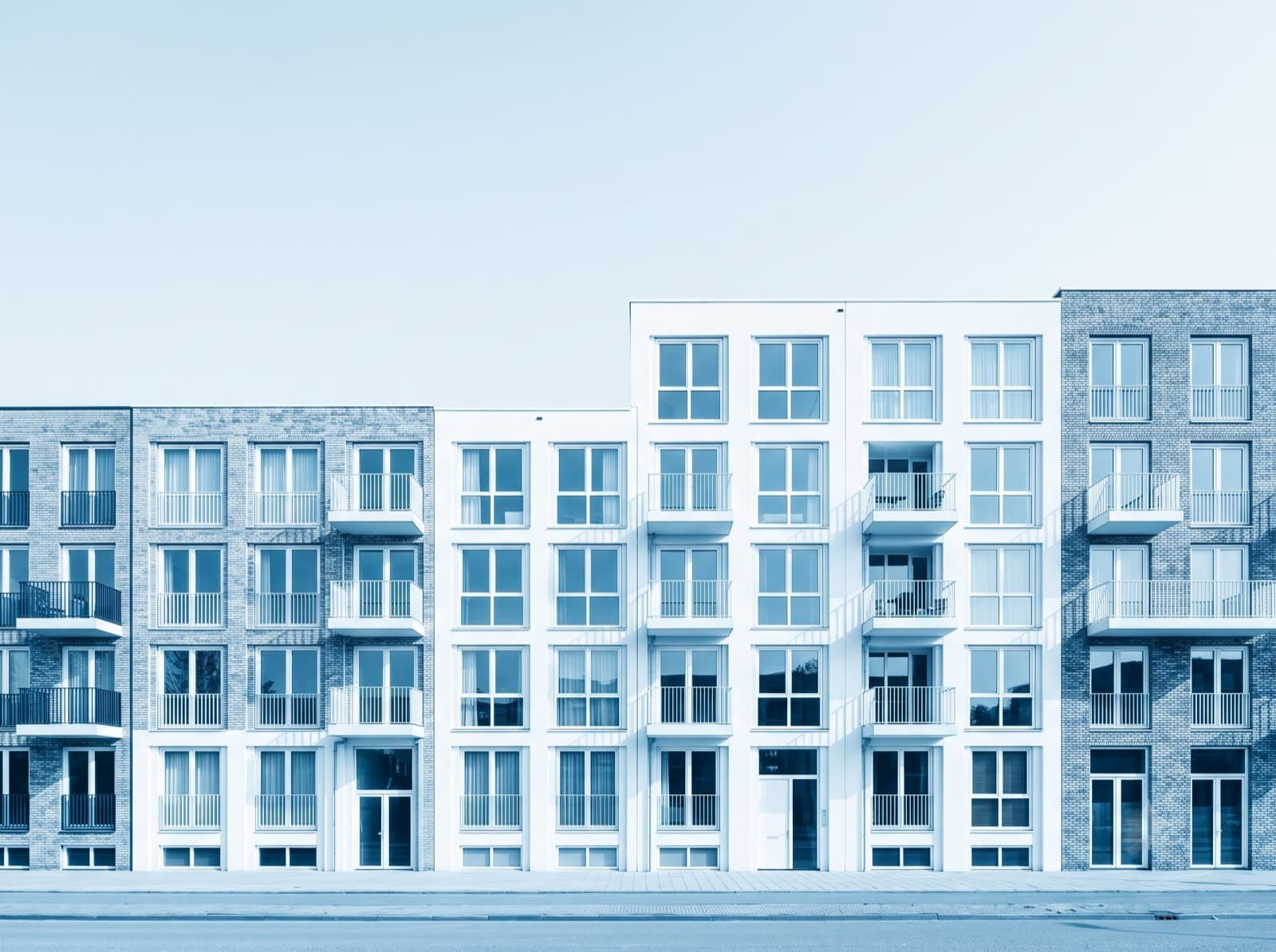 Modern Nederlands appartementengebouw met een strak raster van ramen en balkons