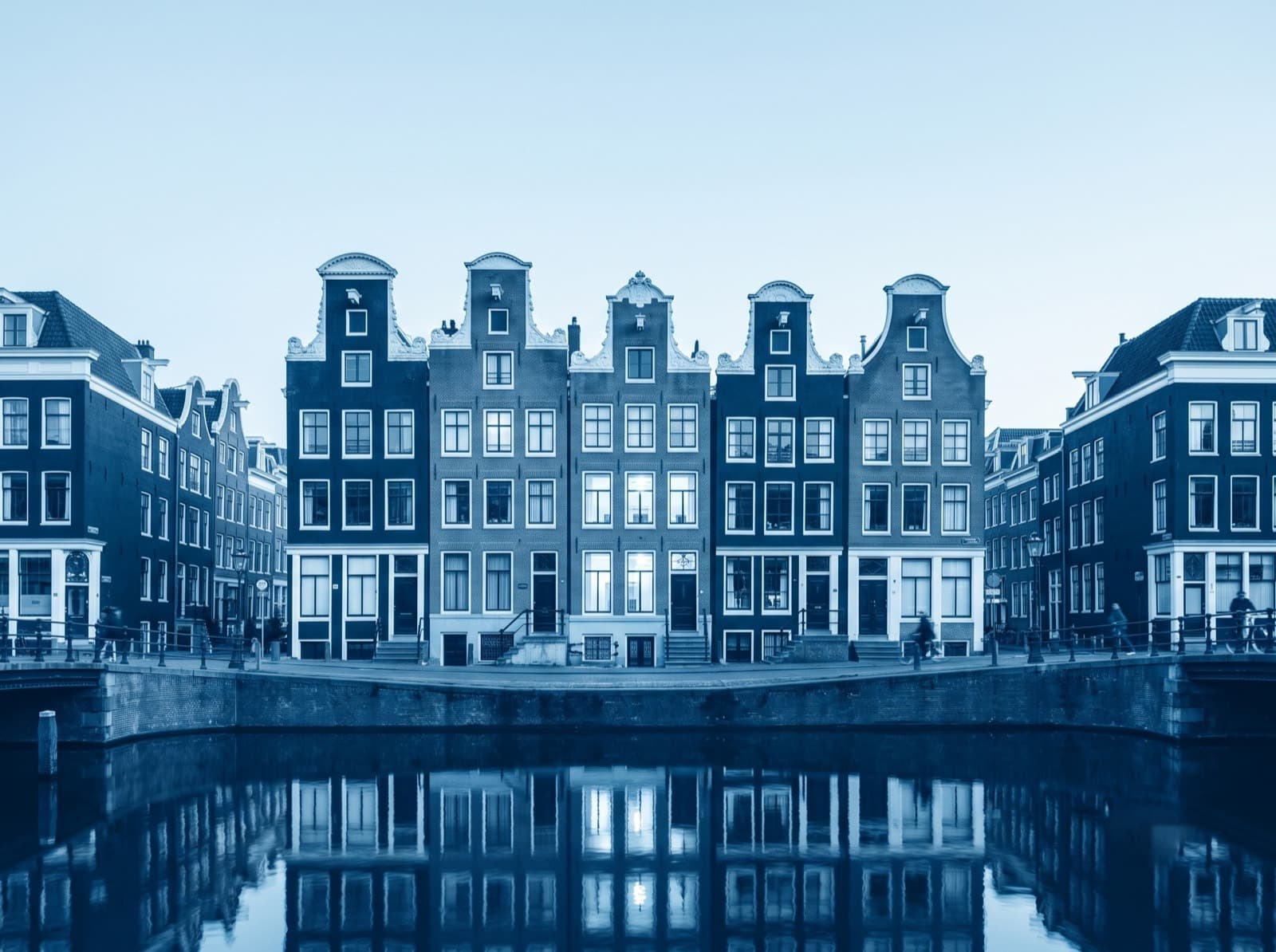 Rij Amsterdamse grachtenpanden met spiegeling in het water